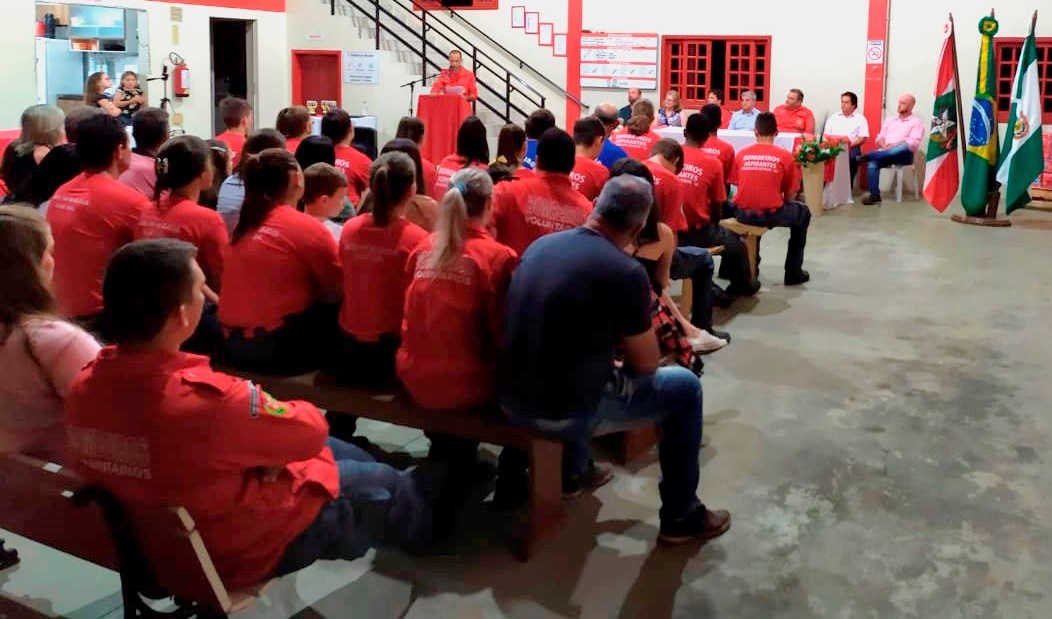 Bombeiros de Presidente Getúlio apresentam novo veículo de combate a incêndio e resgate 0